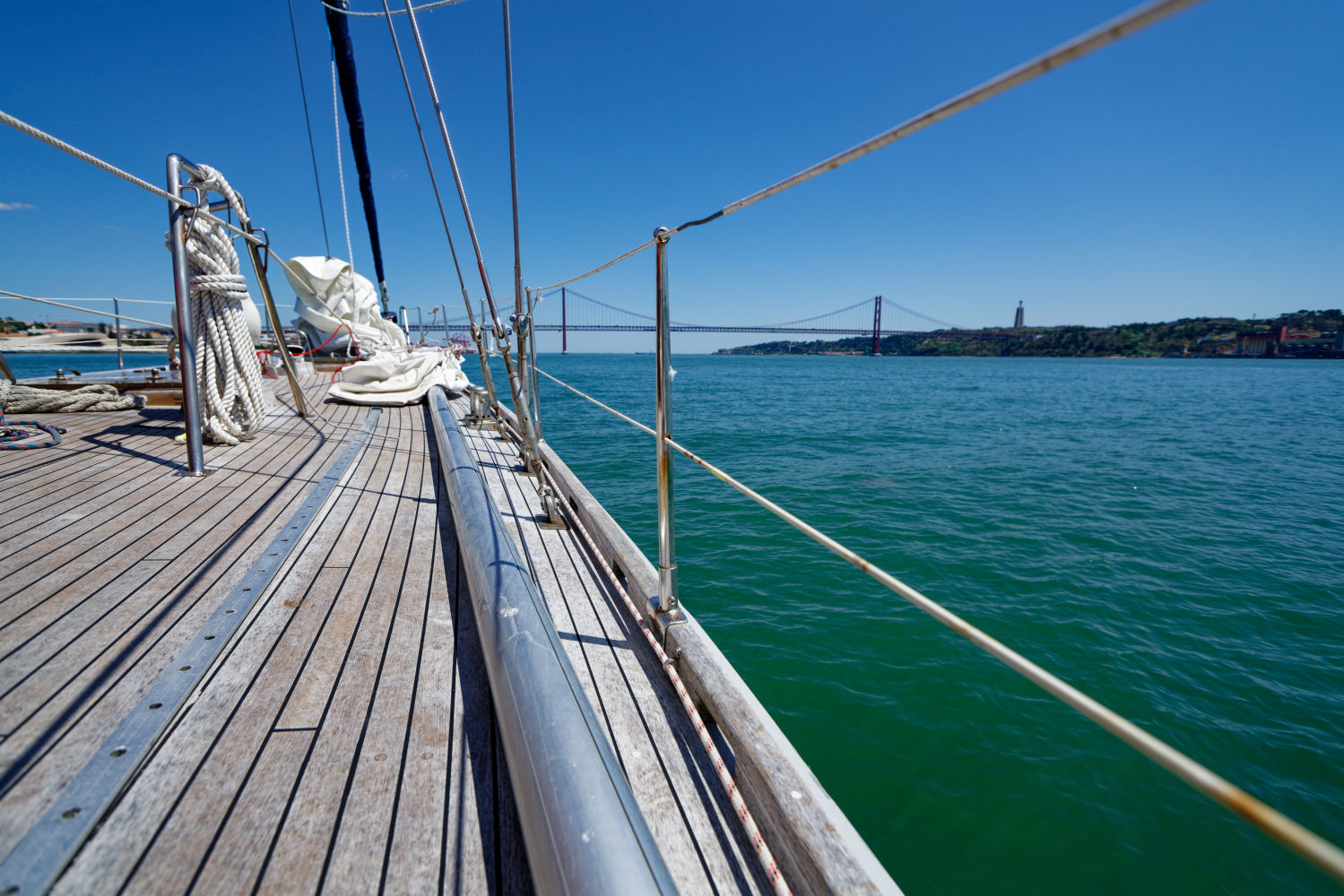 Moby Dick III: Einfahrt in Lissabon auf dem Fluss Tejo 